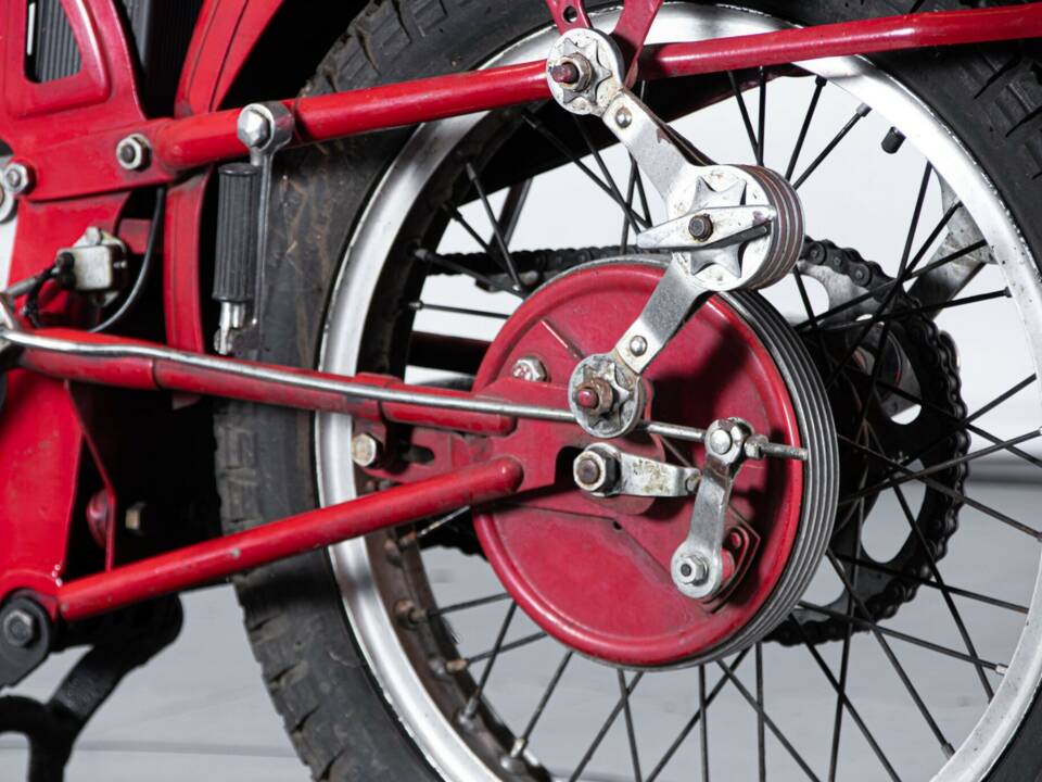 Image 34/50 de Moto Guzzi 250 SS (1950)