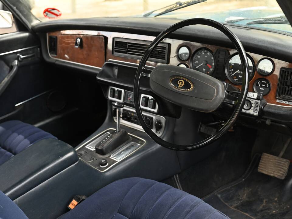 Image 4/21 de Daimler Double Six (1978)