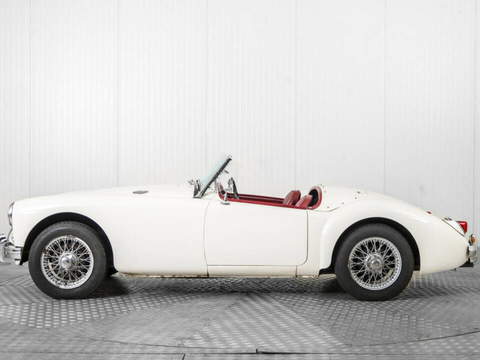 Image 9/50 of MG MGA 1500 (1957)