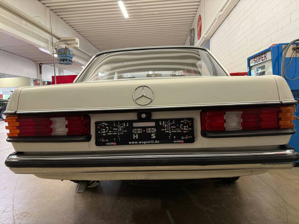 Image 15/18 of Mercedes-Benz 200 (1983)