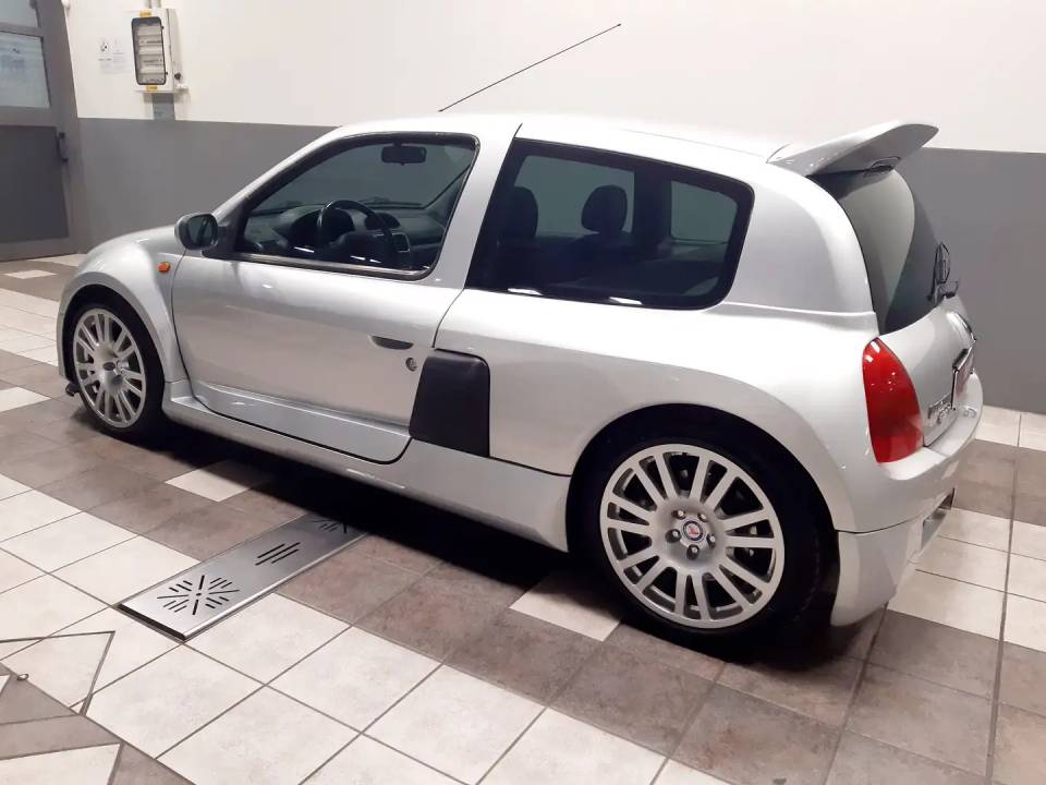 Image 6/15 of Renault Clio II V6 (2001)
