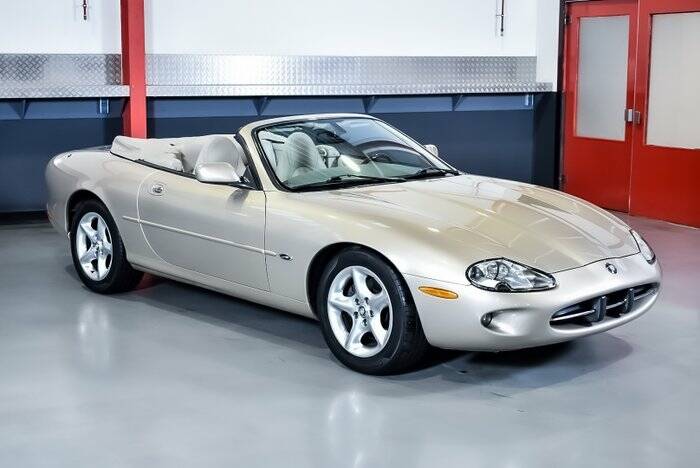 Image 7/7 of Jaguar XK8 4.0 (2000)