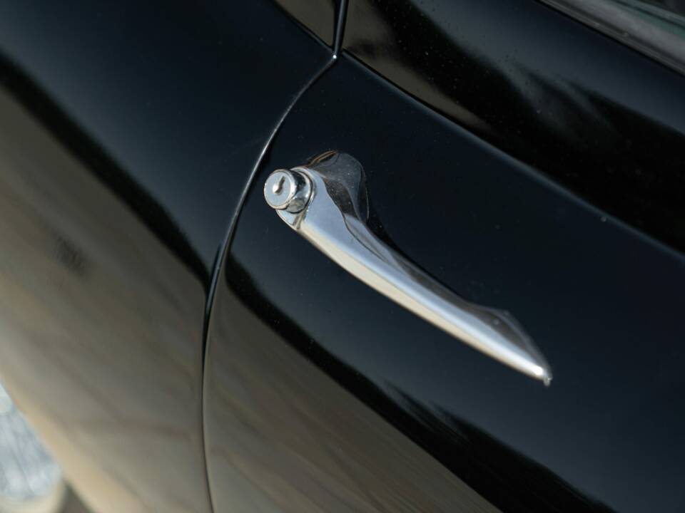 Image 21/50 de Jaguar E-Type (1968)