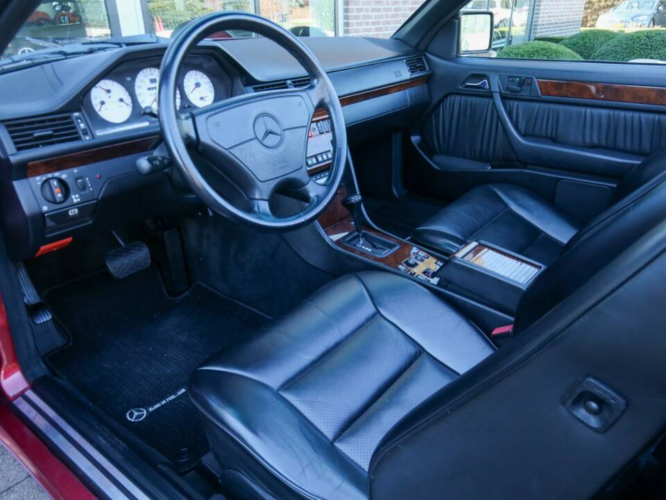 Bild 18/50 von Mercedes-Benz 300 CE-24 3.4 AMG (1993)