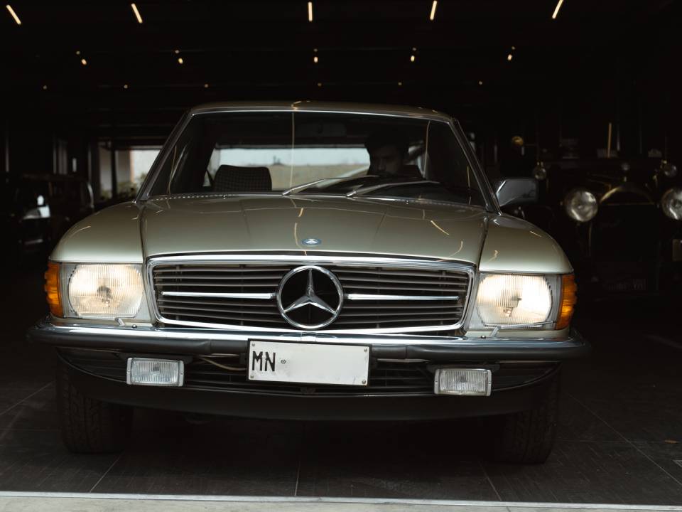 Image 12/44 de Mercedes-Benz 500 SL (1984)