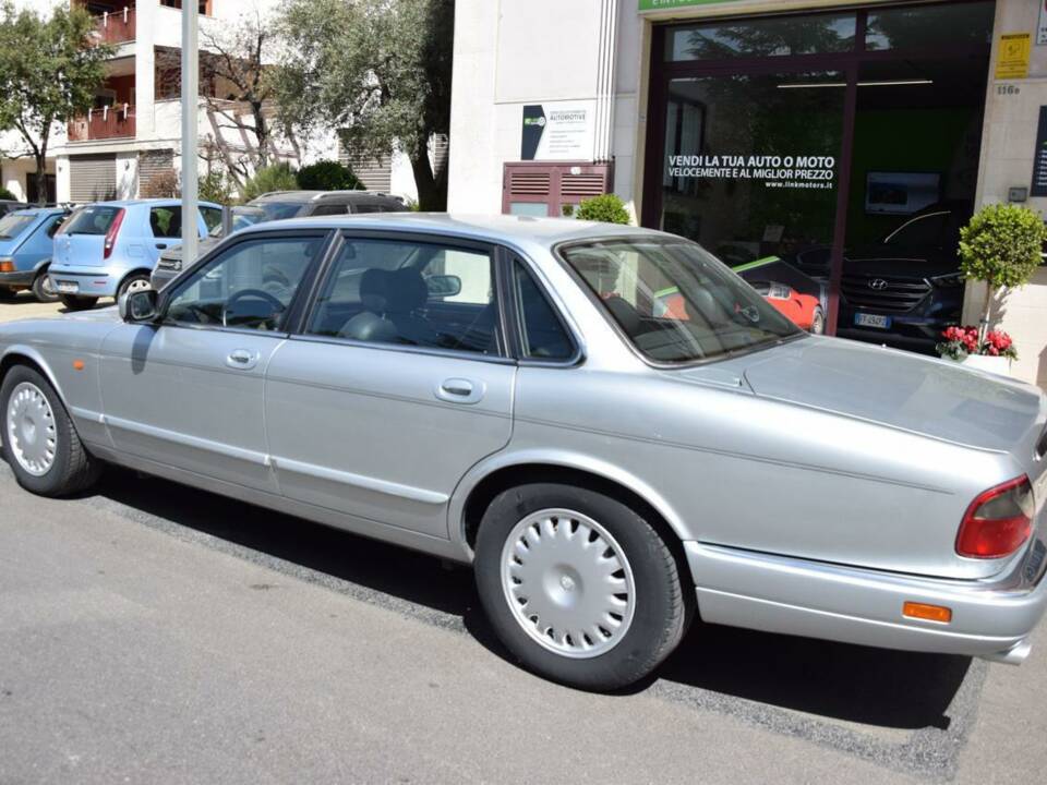 Image 3/33 of Jaguar XJ6 3.2 Executive (1995)