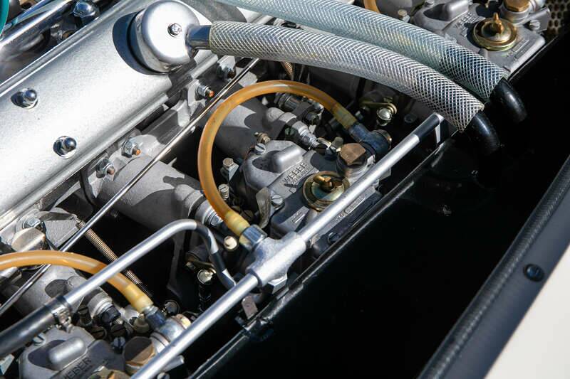 Image 4/38 of Aston Martin DB 6 Mk II Volante (1970)