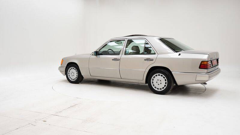 Bild 4/15 von Mercedes-Benz 300 E (1992)