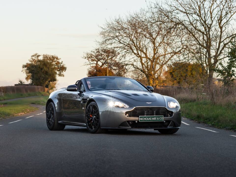 Image 2/53 of Aston Martin V12 Vantage AMR Roadster (2018)