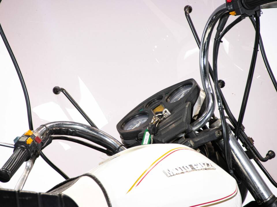 Image 27/44 de Moto Guzzi California II (1983)