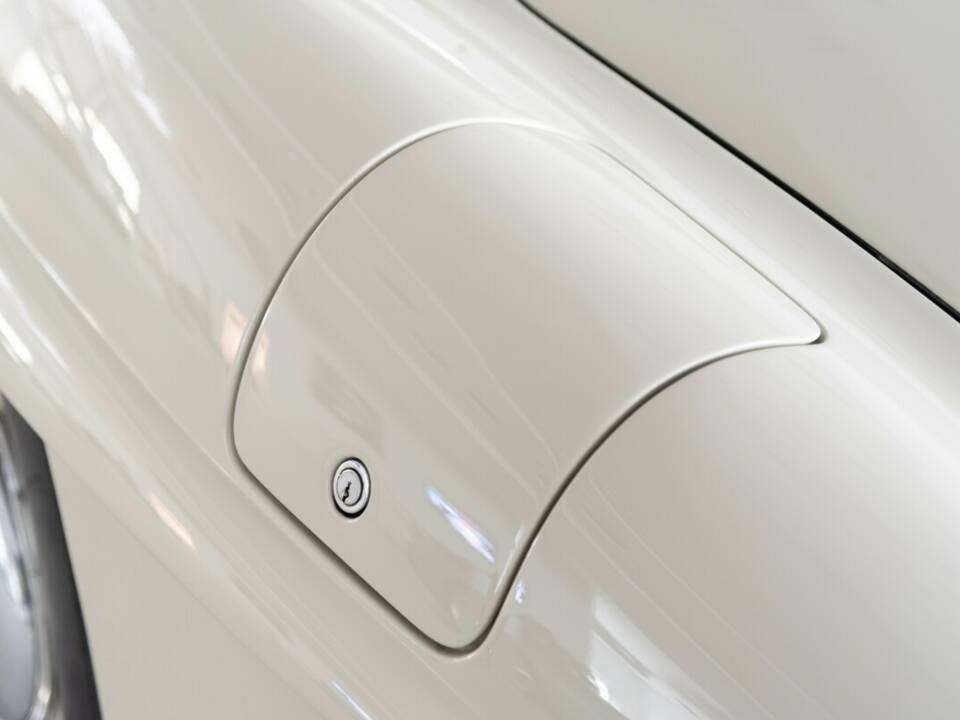 Image 28/50 of Mercedes-Benz 300 SL Roadster (1961)