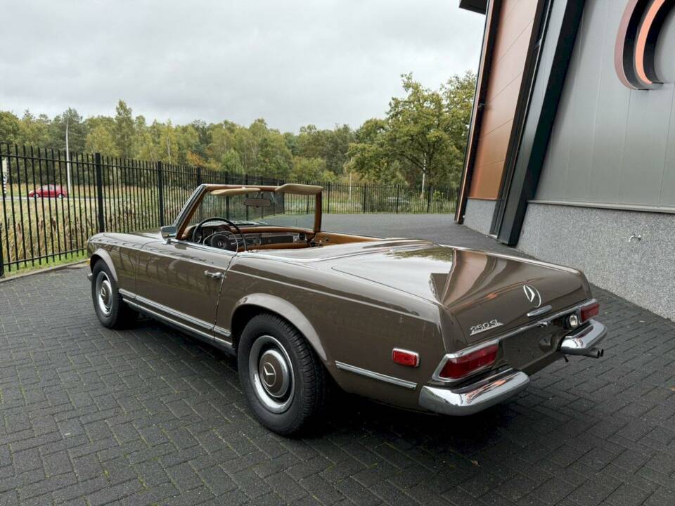 Image 11/36 de Mercedes-Benz 250 SL (1968)