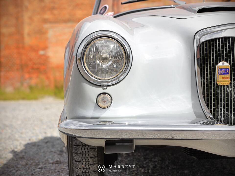 Image 8/70 of Lancia Aurelia B24 Convertible (1957)