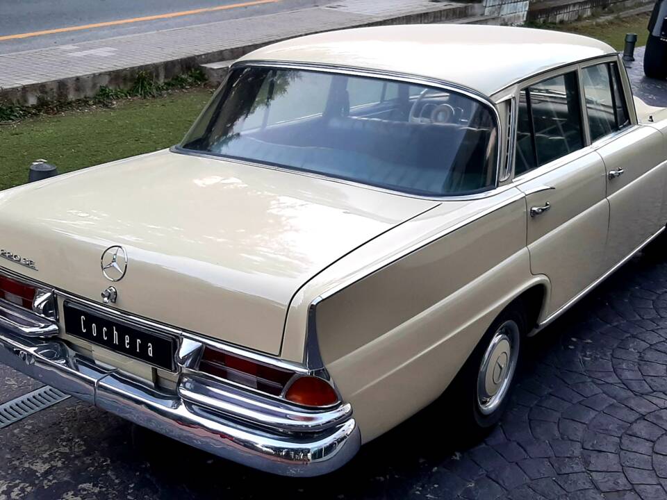 Afbeelding 4/41 van Mercedes-Benz 220 SE b (1965)