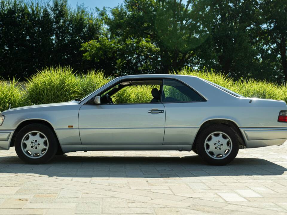 Image 4/50 of Mercedes-Benz E 200 (1995)