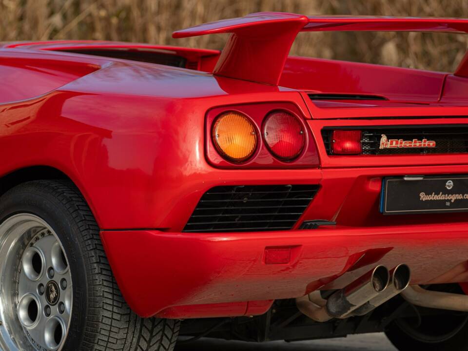 Image 26/50 of Lamborghini Diablo VT (1993)