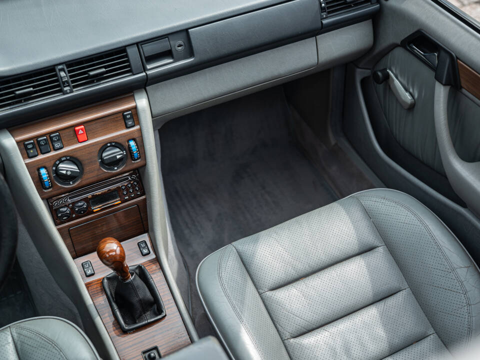 Image 31/66 of Mercedes-Benz 200 TE (1989)