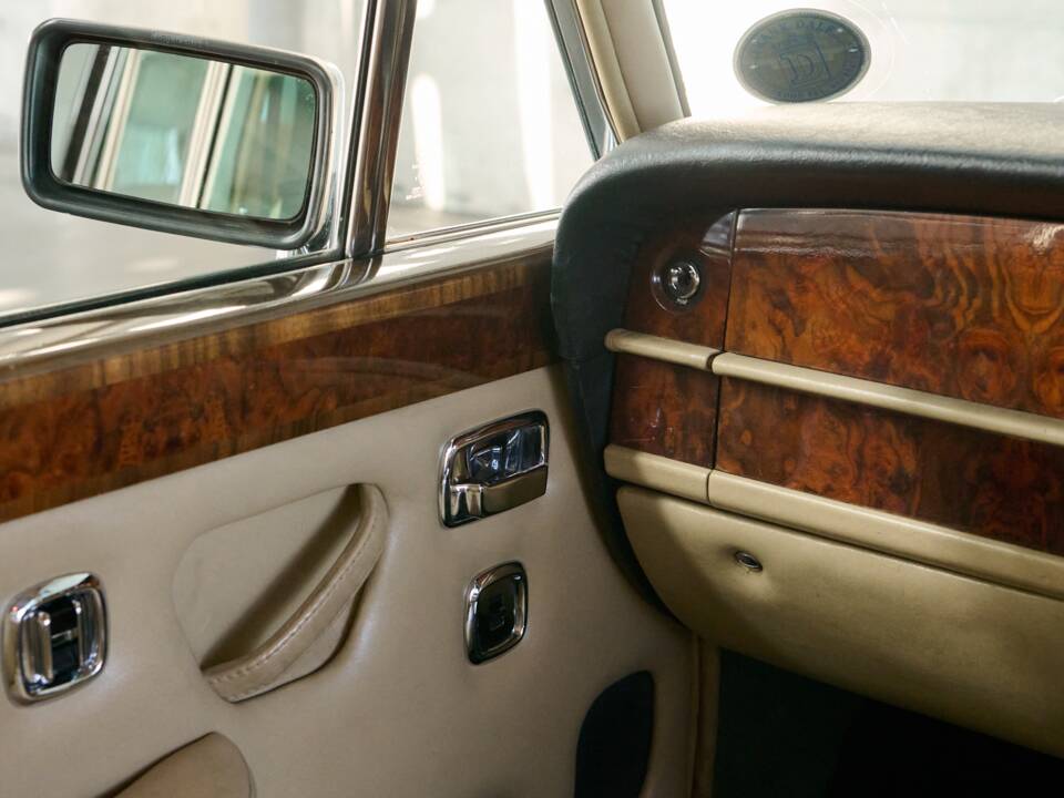 Imagen 46/50 de Rolls-Royce Silver Shadow II (1977)