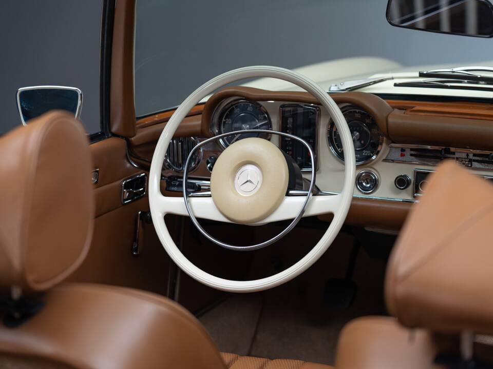 Image 29/41 of Mercedes-Benz 280 SL (1969)