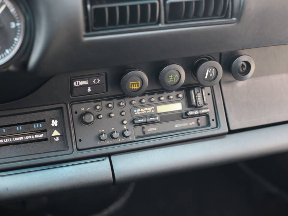 Image 29/43 of Porsche 911 Carrera 3.2 (1985)