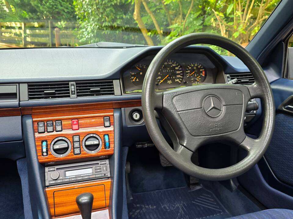 Image 31/36 of Mercedes-Benz 220 TE (1993)