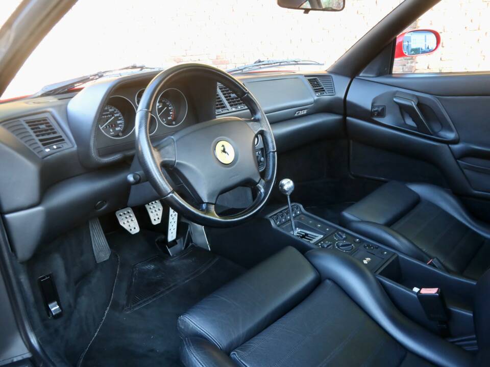 Image 3/50 de Ferrari F 355 Berlinetta (1996)