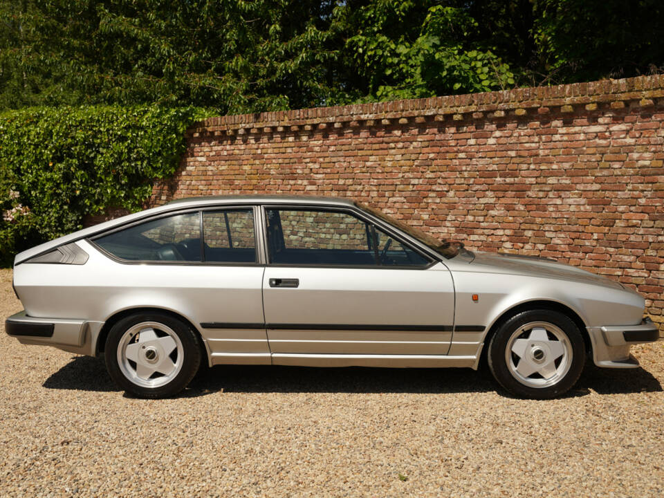 Image 27/50 of Alfa Romeo GTV 6 2.5 (1983)
