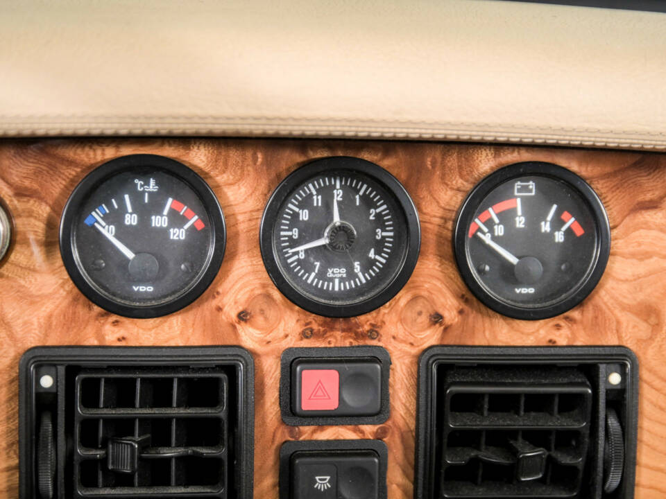 Image 24/50 of MG RV8 (1994)