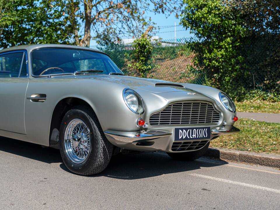 Immagine 7/27 di Aston Martin DB 6 Mk II (1971)
