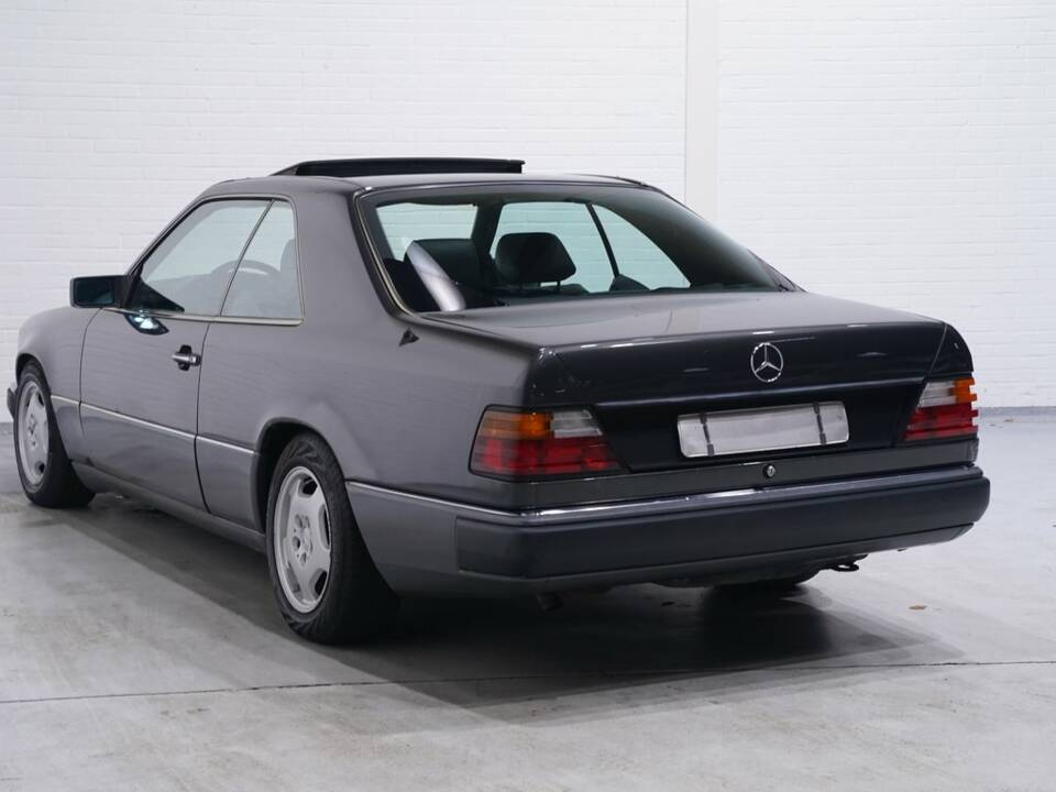 Bild 6/8 von Mercedes-Benz 230 CE (1993)