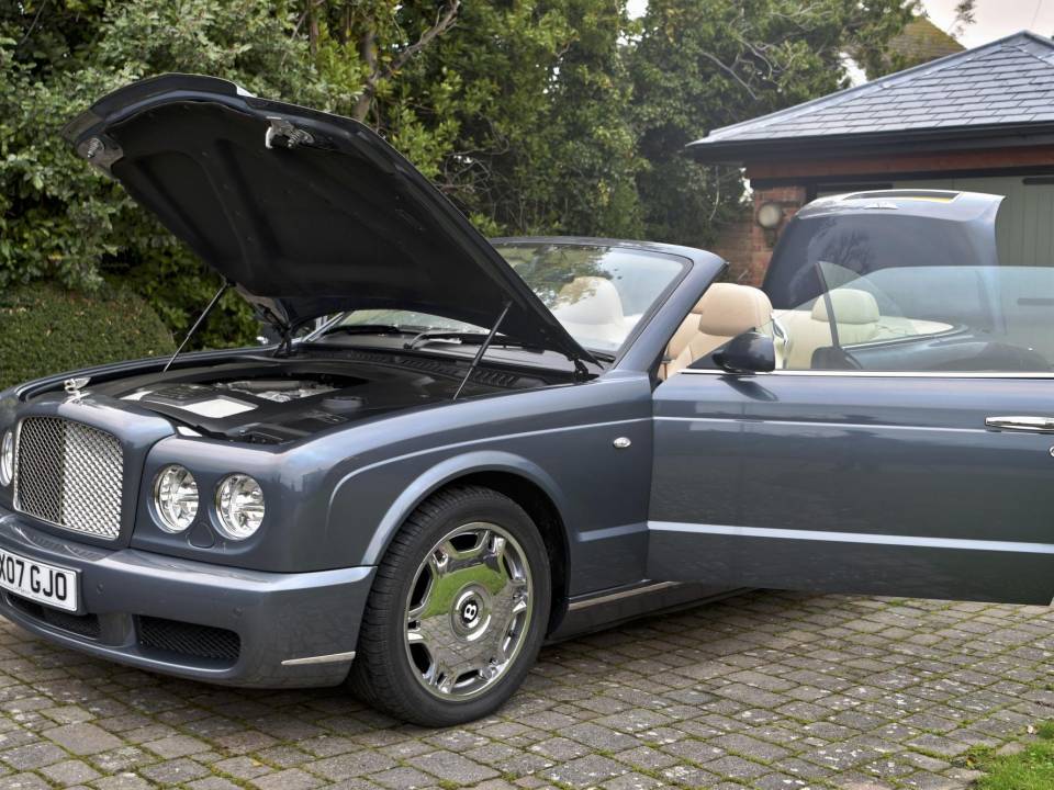 Image 24/50 of Bentley Azure (2007)