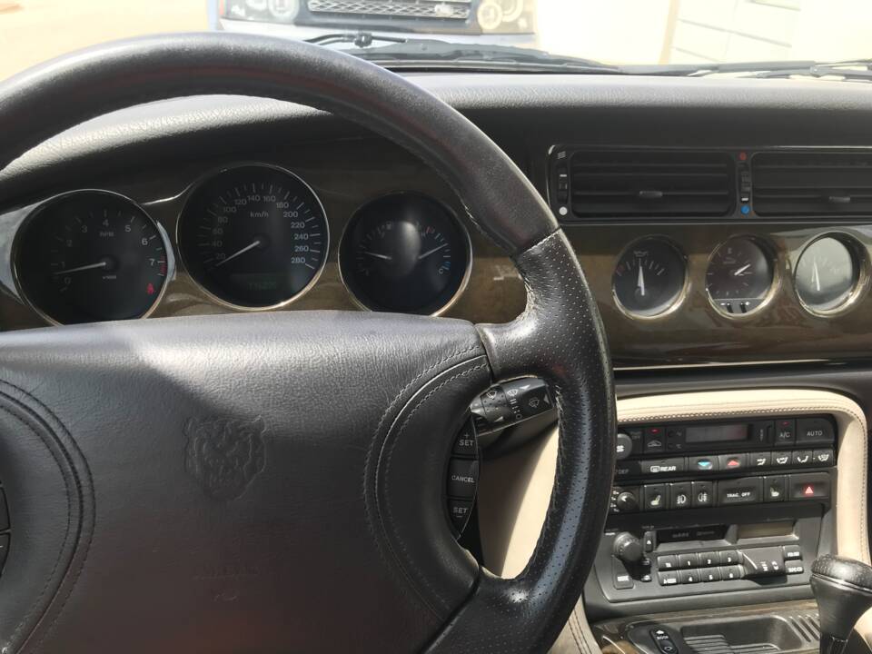 Image 16/22 of Jaguar XK8 4.0 (1996)
