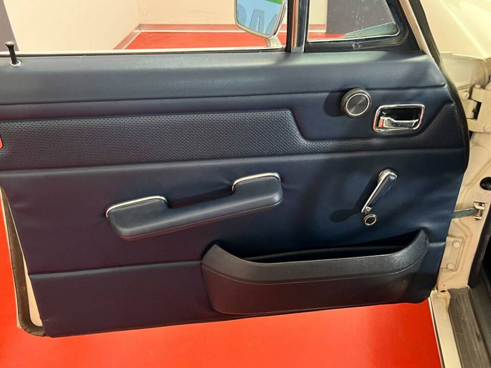 Image 20/46 of Mercedes-Benz 220 D (1972)