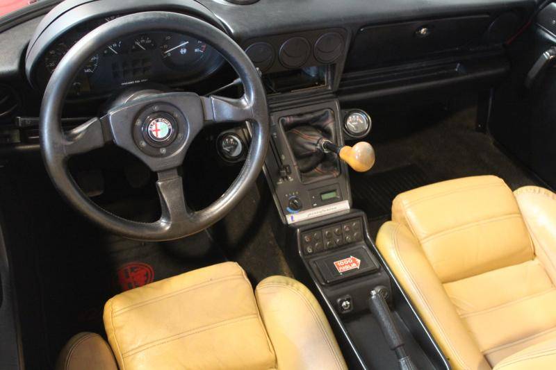 Afbeelding 11/12 van Alfa Romeo Spider Veloce (1987)