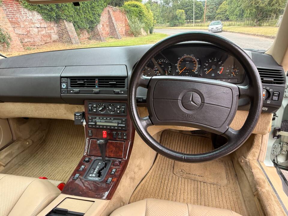 Afbeelding 10/15 van Mercedes-Benz 500 SL (1990)