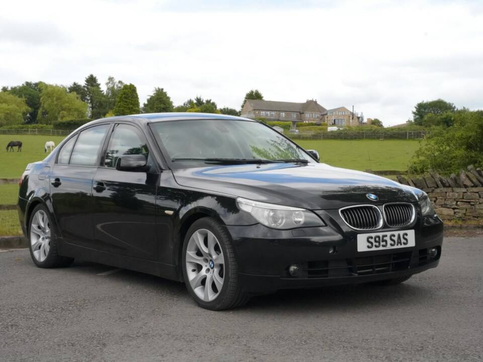 Bild 15/48 von BMW 550i (2006)
