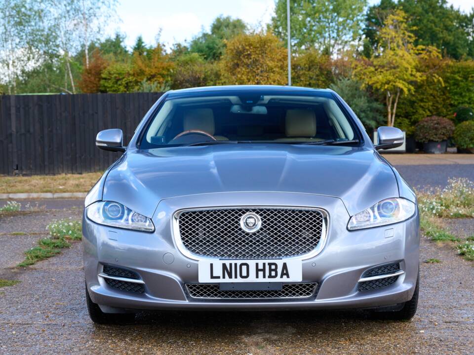 Bild 26/50 von Jaguar XJ 5.0 (2010)