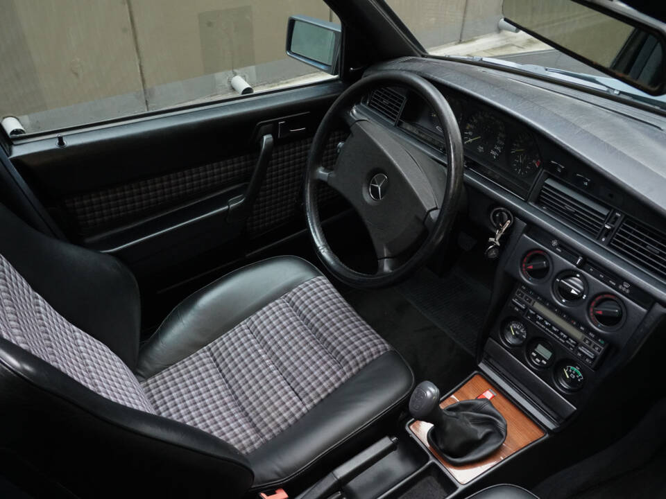Image 38/83 of Mercedes-Benz 190 E 2.3-16 (1984)