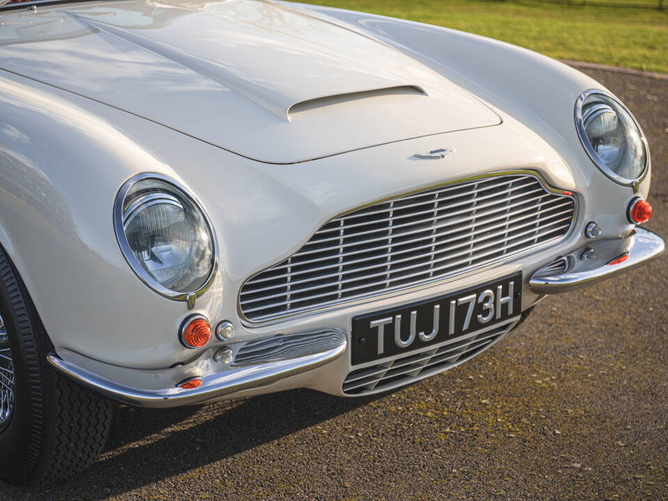 Image 8/42 of Aston Martin DB 6 Mk II Volante (1970)