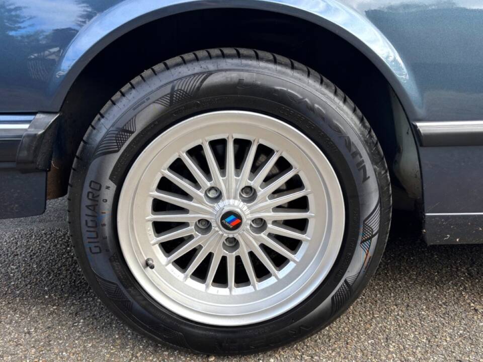 Image 17/24 of BMW 732i (1981)