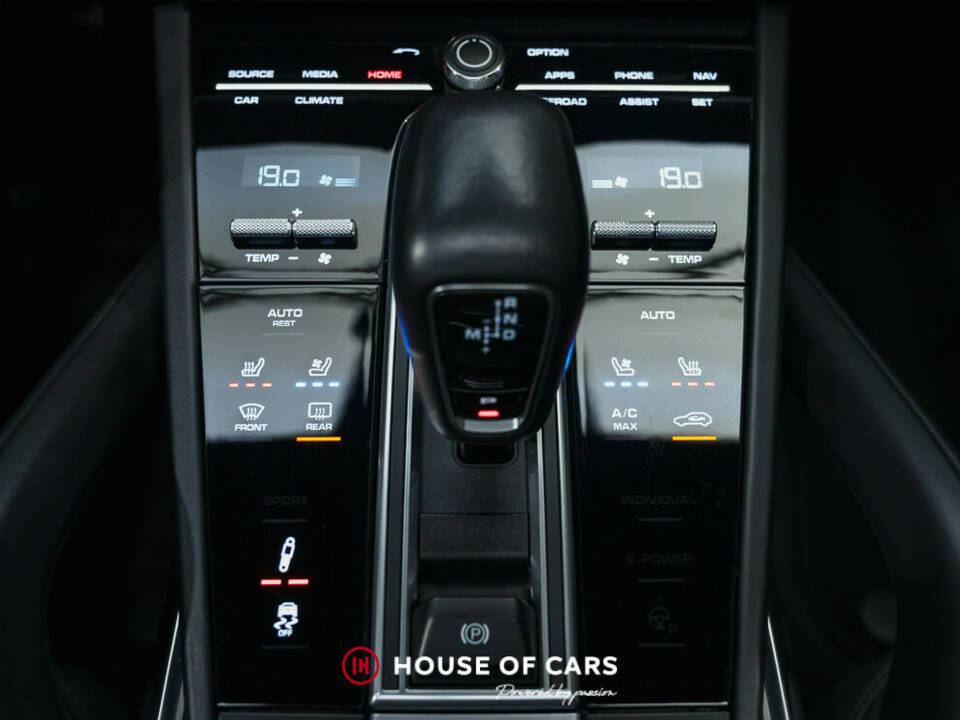 Immagine 22/24 di Porsche Cayenne Turbo (2018)