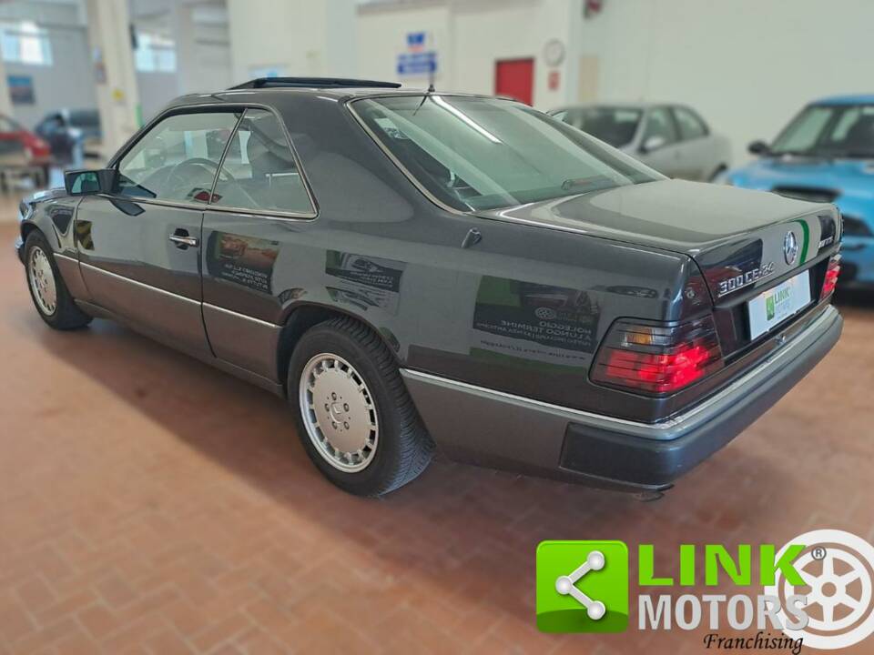 Image 2/10 of Mercedes-Benz 300 CE-24 (1990)