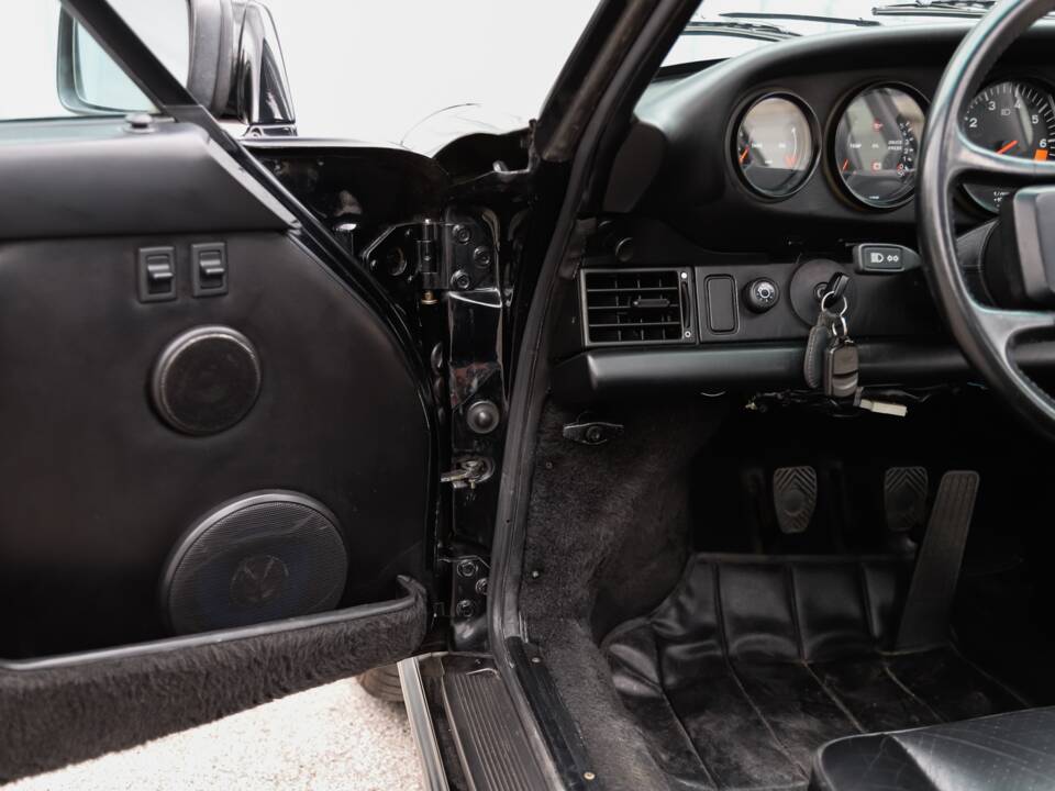 Image 63/108 de Porsche 911 Carrera 3.2 (1989)