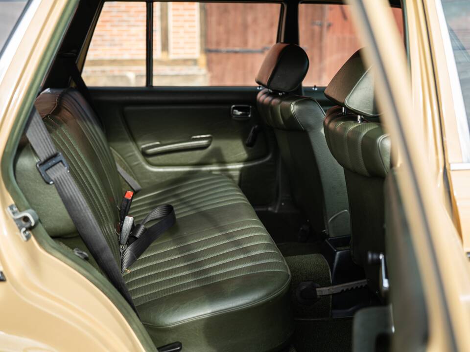 Image 42/53 de Mercedes-Benz 200 T (1982)