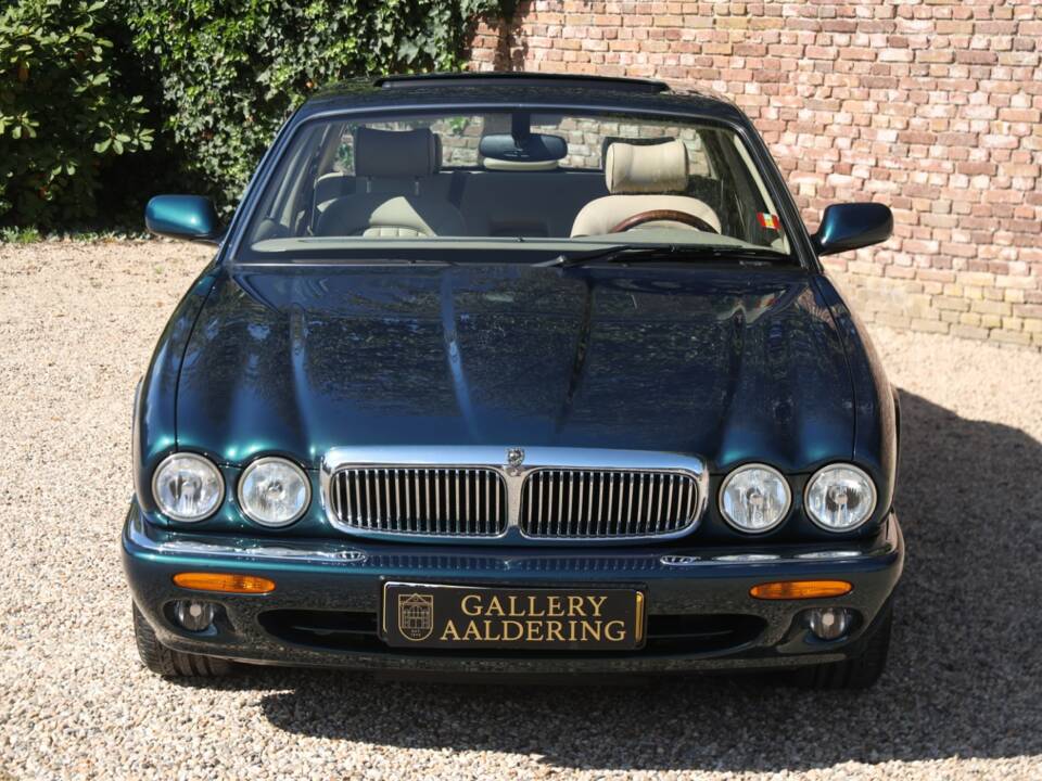 Bild 23/50 von Jaguar XJ 8 4.0 Executive (2001)
