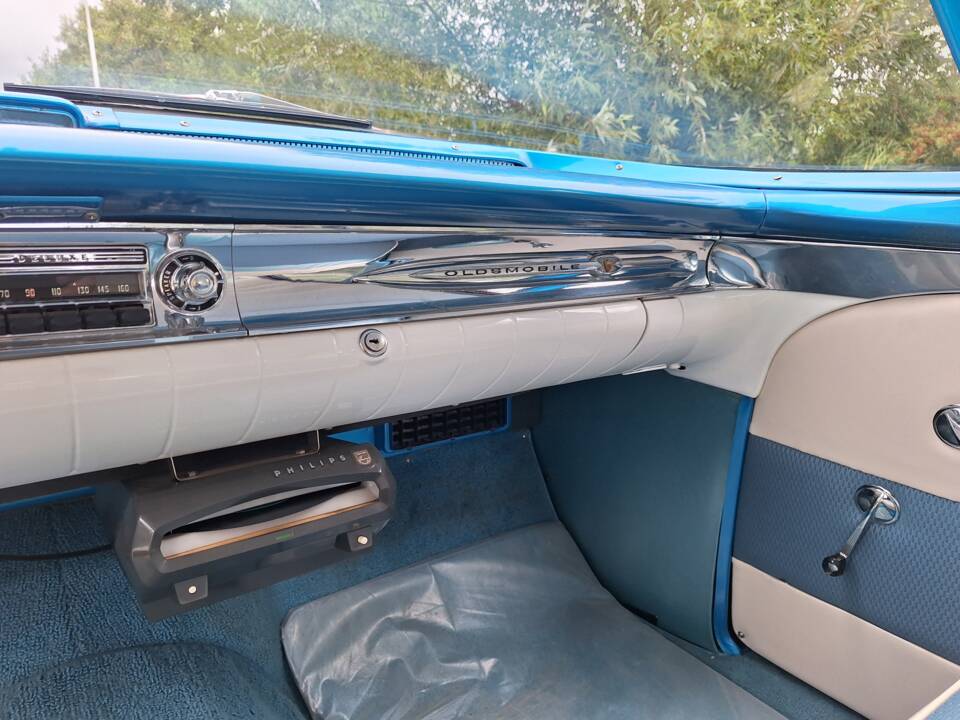 Image 20/34 of Oldsmobile Series 88 Holiday Hardtop (1958)
