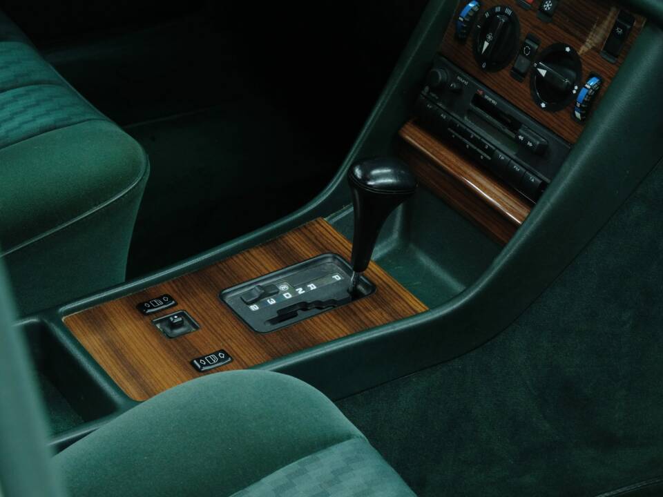 Bild 24/50 von Mercedes-Benz 300 SE (1986)