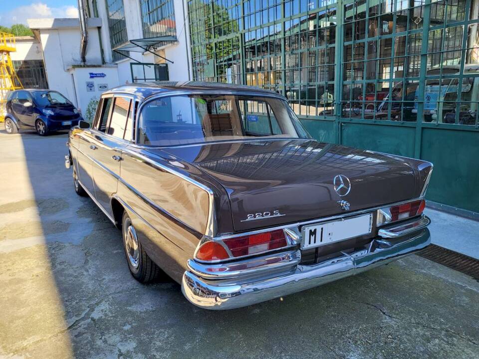 Image 11/46 of Mercedes-Benz 220 S b (1965)