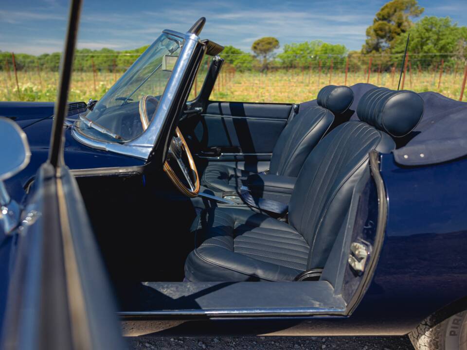 Image 28/50 de Jaguar E-Type (1969)