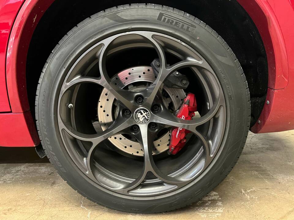 Bild 13/19 von Alfa Romeo Stelvio 2.9 QV &quot;Racing&quot; (2021)